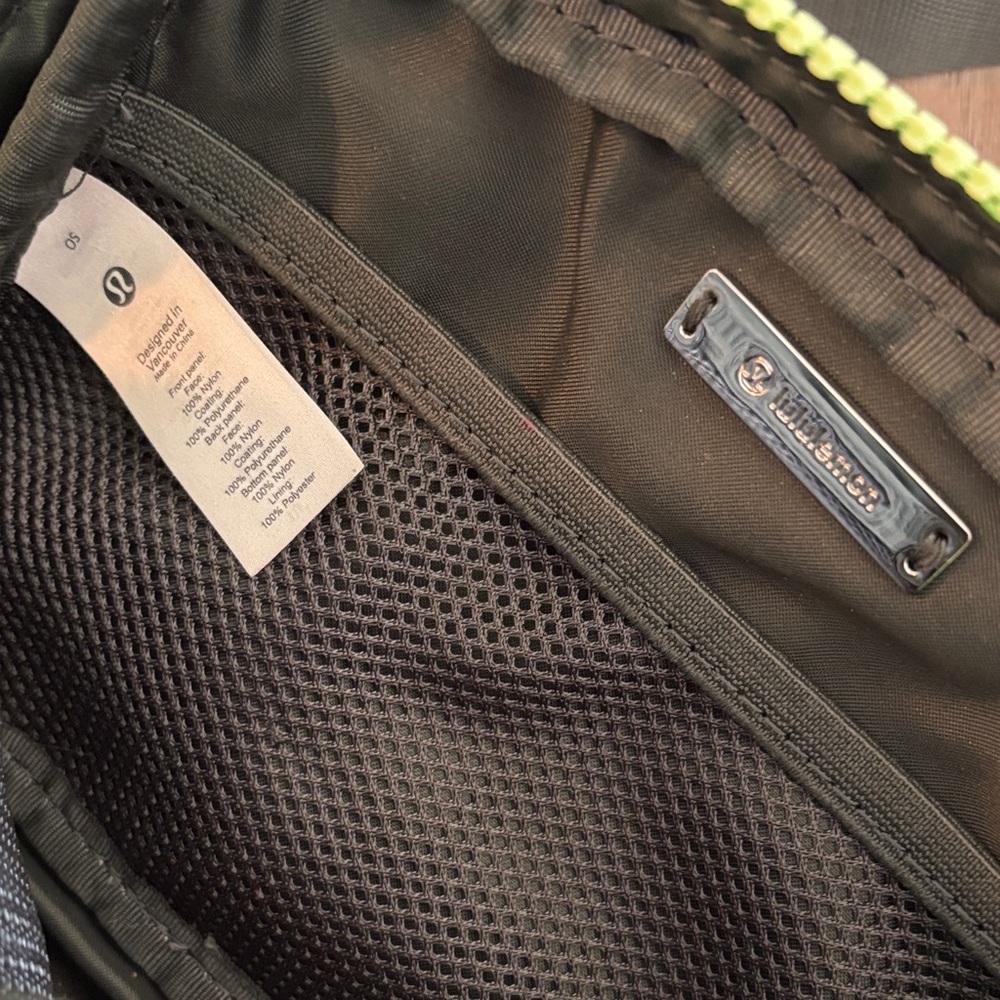Lululemon everywhere 1L  crossbody bag - Picture 7 of 9